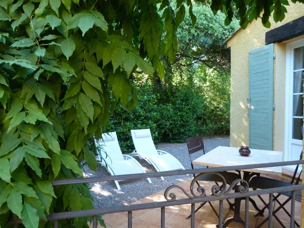Le Mas Du Pere La Motte  Room photo